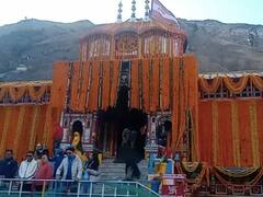 Badrinath Dham: 20 क्विंटल फूलों से सजाया गया बदरीनाथ धाम, शीतकाल के लिए कल बंद होंगे कपाट, भक्तों का जमावड़ा लगा