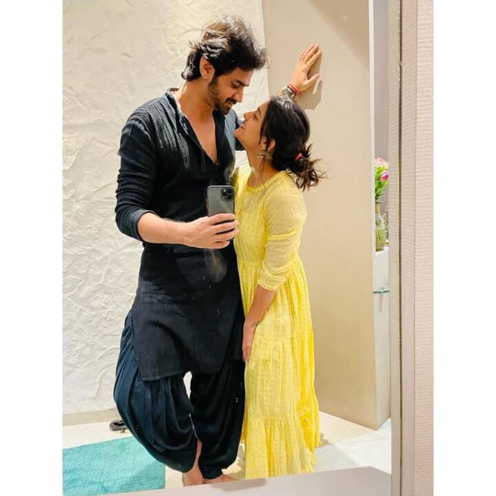 हृताने प्रतीक शाह या दिग्दर्शकसोबत फोटो शेअर केलाय ज्यात तिने लिहलय  'I find in YOU the hope I’ve never known'. ( photo: hruta12/ig)