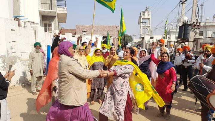 ਵੇਖੋ ਕਿਸਾਨਾਂ ਦੀ ਖੁਸ਼ੀ ਦੀਆਂ ਇਹ ਤਸਵੀਰਾਂ।