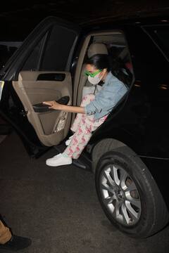 Shraddha Kapoor Latest Photos: श्रद्धा कपूर प्रिंटेड पैंट्स और डेनिम जैकेट पहने एयरपोर्ट पर हुईं स्पॉट, एक्ट्रेस ने ग्रीन फ्रेम गॉगल्स में दिखाया कूल लुक