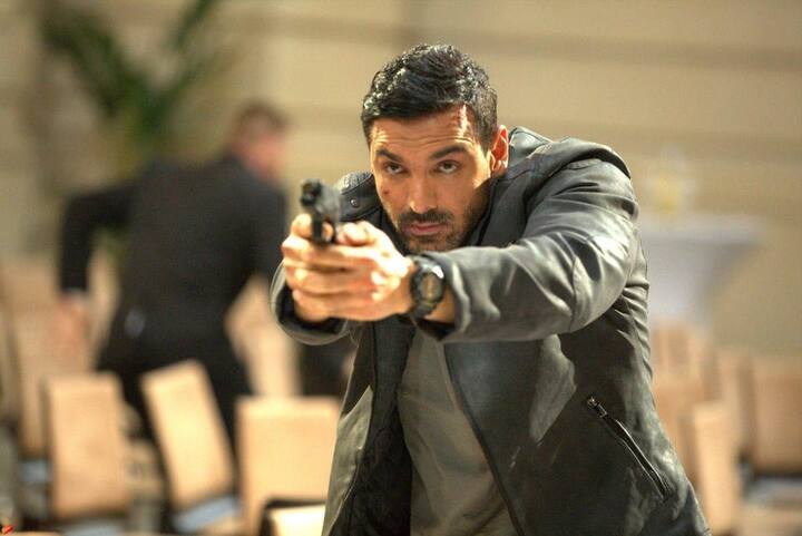 जॉन अब्राहम कई बार सेट पर घायल हो चुके हैं. फोर्स टू की शूटिंग के दौरान उनका पैर फ्रैक्चर हो गया था. वेलकम बैक की शूटिंग के समय भी उनके सिर में चोट आई थी.