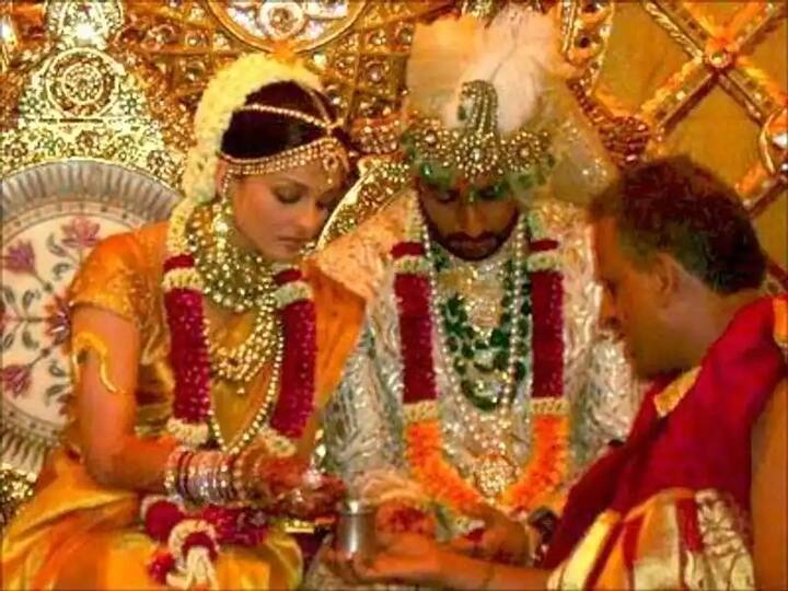 ख़बरों की मानें तो ऐश्वर्या राय द्वारा शादी के मौके पर पहनी गई यह साड़ी 75 लाख रूपए कीमत की थी. कहा जाता है कि अपनी शादी में आज तक किसी भी एक्ट्रेस ने इतनी महंगी साड़ी नहीं पहनी है. वहीं शादी के मौके पर अभिषेक भी क्रीम कलर की शेरवानी में नज़र आए थे.