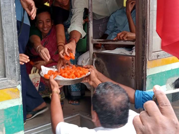 வேளாண் சட்டங்கள் வாபஸ் - கும்பகோணத்தில் இனிப்புகள் வழங்கி கொண்டாட்டம்