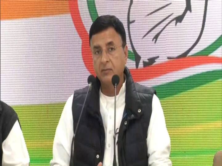 কংগ্রেস নেতা রণদীপ সিং সুরজেওয়ালা কৃষি আইন প্রত্যাহার প্রসঙ্গে বলেন, 'এটা জনগণের জয়। মানুষ বুঝে গিয়েছে বিজেপির হারের আগে কৃষক এবং শ্রমিকদের জয় হয়েছে। বিজেপির হারের সামনেই ভারতের জয়। কৃষক আন্দোলনের উপর বর্বরতা দেখানো হয়েছে। কৃষকদের নকশাল বলা হয়েছে, জঙ্গি বলা হয়েছে, উগ্রবাদী বলা হয়েছে, তাদের মাথা ফাটিয়ে দেওয়ার আদেশ দেওয়া হয়েছে।'