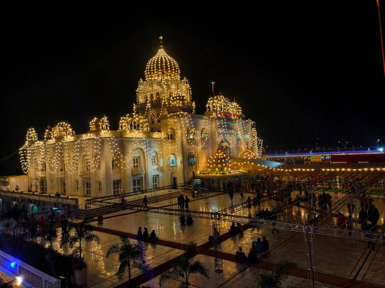 Gurudwaras of Delhi lit up on the birth anniversary of Guru Nanak Dev, know the importance and history of this festival Delhi: गुरु नानक देव जी की जयंती पर जगमगाए दिल्ली के गुरुद्वारे, जानें इस पर्व का महत्व और इतिहास