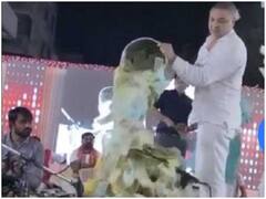 Viral Video: स्टेज पर सिंगर ने गाया ऐसा गाना कि तालियों की जगह होने लगी नोटों की बारिश!