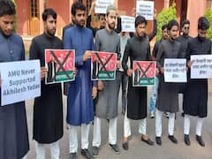AMU Student Protest: अलीगढ़ मुस्लिम यूनिवर्सिटी के छात्रों ने किया सपा नेता अबू आजमी के खिलाफ प्रदर्शन, जानें क्या है मामला?