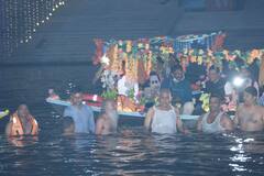 Chhattisgarh News: सीएम भूपेश बघेल ने खारुन नदी में लगाई डुबकी, कार्तिक पूर्णिमा पर महादेव घाट पहुंचे सीएम