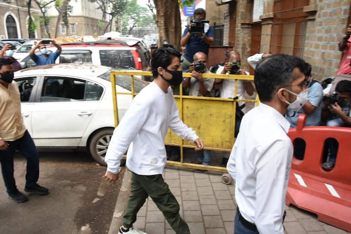 বম্বে হাইকোর্টের জামিনের শর্ত অনুযায়ী, আজ ফের নারকোটিক্স কন্ট্রোল ব্যুরোর অফিসে হাজিরা দিলেন শাহরুখ খানের পুত্র আরিয়ান খান।