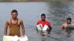 છોટાઉદેપુરઃ આ ગામમાં ટાયરની ટ્યુબના સહારે લોકો કોતરના પાણીમાંથી પસાર થવા મજબૂર