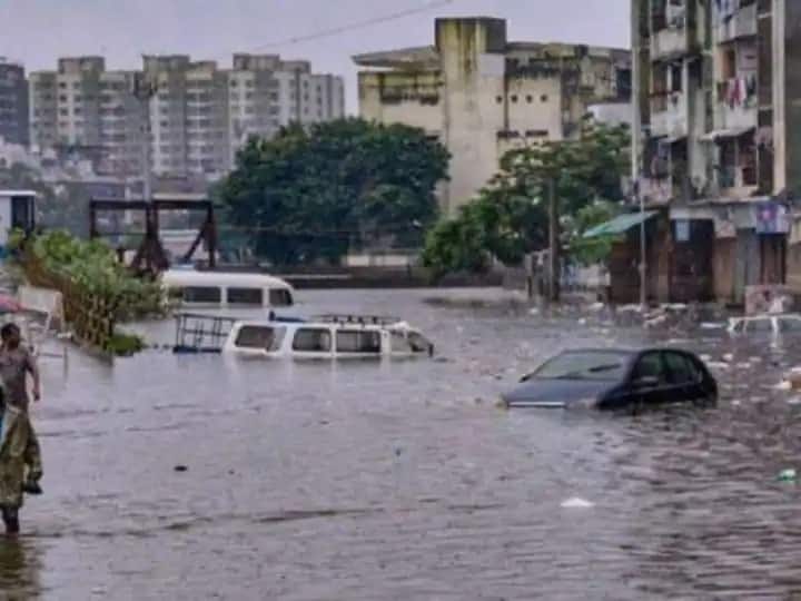 Andhra Pradesh Flash Floods Heavy Rain in Andhra Pradesh bus drowned in Flood at Kadapa district आंध्र प्रदेशच्या अनेक जिल्ह्यांमध्ये पावसाचा हाहाकार, अनंतपुरम, कडप्पा जिल्ह्यांमध्ये महापूर