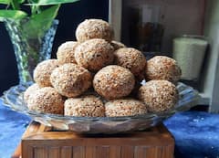 Kitchen Tips: ठंड के मौसम में घर पर जरूर बनाएं तिल के लड्डू, जानें इसकी आसान रेसिपी