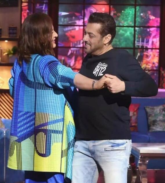 Interestingly, on stage it was Kapil Sharma who will sing the romantic number, which was originally sung by the late S.P Balasubrahmanyam. The whole act received a thunderous applause from the studio audience. [pic credit: Instagram/Salman Khan FC]
