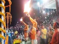 In Pics: बक्सर में लाखों दीये जलाकर मनाई गई देव दीपावली, मन मोह लेंगी रामरेखा घाट पर हुई गंगा आरती की तस्वीरें