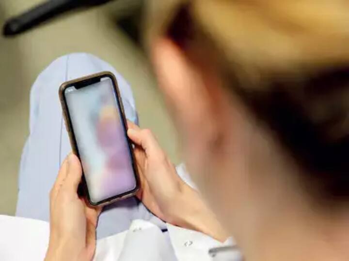 Hyderabad 25 year old Man poses as CID official allegedly harassed woman sending obscene messages சிஐடி அதிகாரி என மிரட்டி வீடியோ காலில் பெண்களை நிர்வாணமாக அழைத்த இளைஞர் கைது!