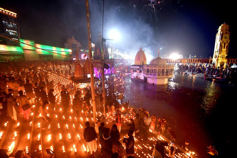 Kartik Purnima 2021: 15 lakh diyas will be lit in Varanasi today on the occasion of Dev Diwali Kartik Purnima 2021: कार्तिक पूर्णिमा पर श्रद्धालुओं ने लगाई आस्था की डुबकी, वाराणसी में आज देव दिवाली के मौके पर जलाए जाएंगे 15 लाख दीए
