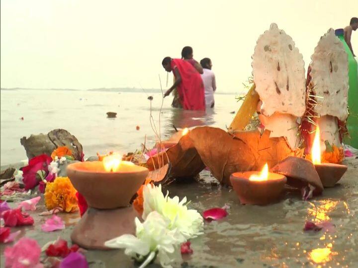 स्नान-दान और पूजा के पावन महत्व वाली कार्तिक पूर्णिमा आज मनाई जा रही है. उत्तराखंड में हरिद्वार और उत्तर प्रदेश में वाराणसी और अयोध्या समेत कई जगहों पर श्रद्धालु आस्था की डुबकी लगा रहे हैं. वहीं कानपुर में भी श्रद्धालुओं ने सरसैया घाट पर गंगा नदी में पवित्र डुबकी लगाई और पूजा-अर्चना की.