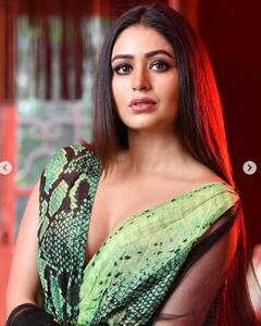 Ritabhari Chakraborty Updates: নীল জলের মাঝে বোল্ড আউটফিটে লাস্যময়ী ঋতাভরী চক্রবর্তী