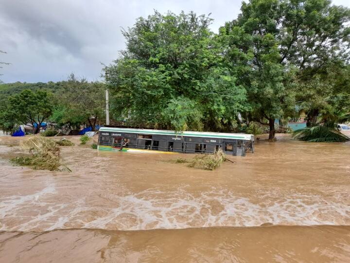 Kadapa district rajampeta floods 12 people died lot more went washed away Rajampeta: రాజంపేట వరద ఉద్ధృతిలో 12 మంది మృతి... దాదాపు 30 మంది గల్లంతు...