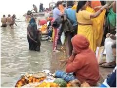 Kartik Purnima: अयोध्या के सरयू तट पर लगी श्रद्धालुओं की भीड़, तीन बजे तक चलेगा कार्तिक पूर्णिमा स्नान