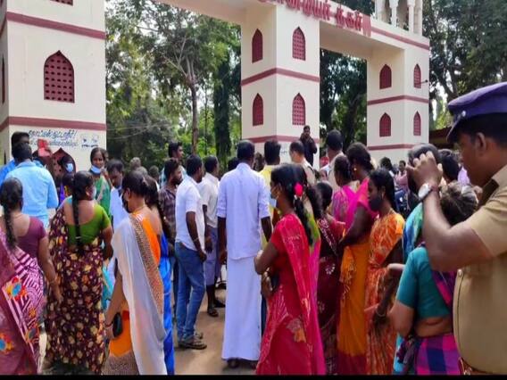 வெட்டுக்குத்தாக மாறிய மீன்பிடி ஏலம் - சிவகங்கை ஆட்சியர் அலுவலகம் முற்றுகை வெட்டுக்குத்தாக மாறிய மீன்பிடி ஏலம் - சிவகங்கை ஆட்சியர் அலுவலகம் முற்றுகை