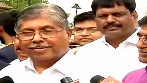 Chandrakant Patil : फडणवीसांनी अनिल परबांना कागद पेन घेऊन समजावून सांगितलं हा संप कसा संपवता येईल