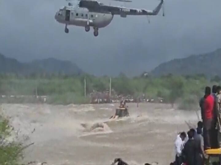 Andhra Pradesh flood victims rescue watch video: கடலா... வெள்ளமா... ஆந்திர வெள்ளத்தில் சிக்கியவர்களை மீட்கும் அதிர்ச்சி காட்சி!