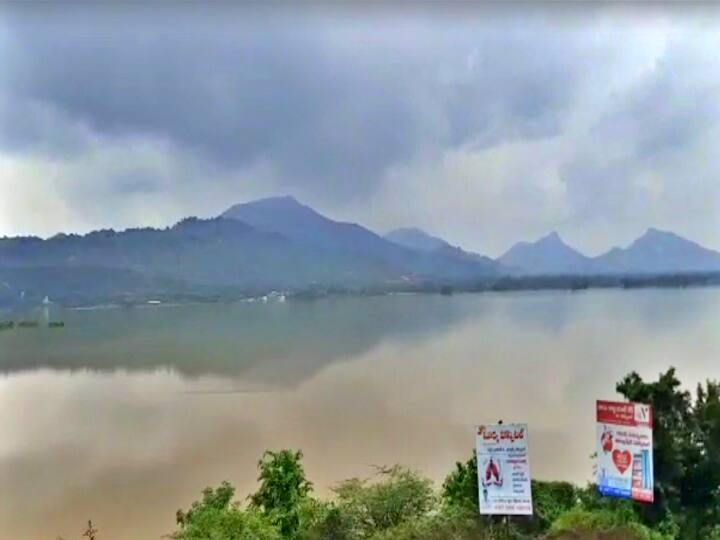 Tirupati rains damaged srivari mettu ghat roads rayala pond bank damaged many villages effected Tirupati: తిరుపతిలో వరద బీభత్సం... ప్రమాదకరంగా రాయలచెరువు కట్ట... అప్రమత్తంగా ఉండాలని అధికారుల దండోరా