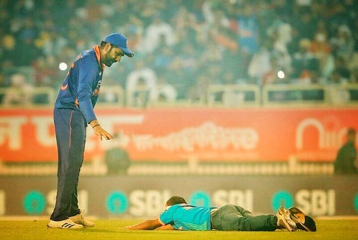 IND Vs NZ: Ranchi Fan Runs Breaches Security To Touch Rohit Sharma's Feet During 2nd T20I - WATCH IND Vs NZ: Ranchi Fan Breaches Security To Touch Rohit Sharma's Feet During 2nd T20I - WATCH