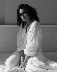 Shraddha Srinath Photos: బ్లాక్ అండ్ వైట్ ఫొటోస్ తో బెడ్ పై 'జెర్సీ' బ్యూటీ