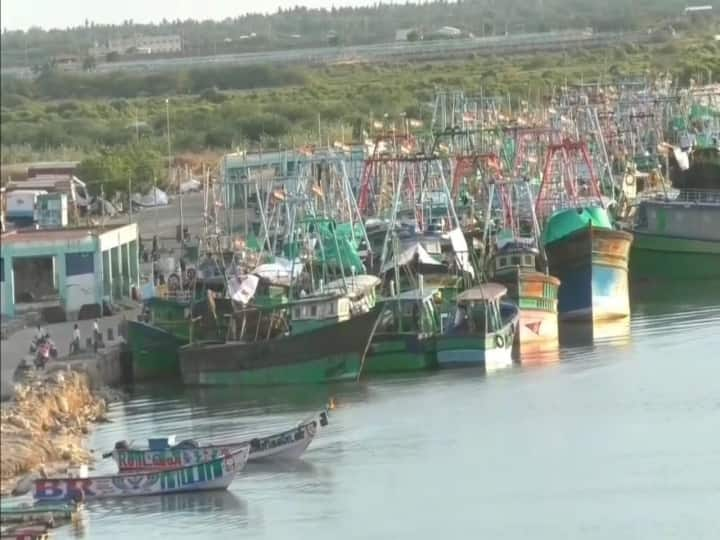 Nagapattinam fishermen go back to sea after 12 days 12 நாட்களுக்கு பிறகு மீண்டும் கடலுக்கு சென்ற நாகப்பட்டினம் மீனவர்கள்