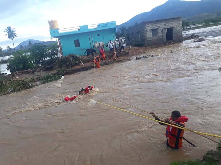 कडप्पा जिल्ह्यामध्ये आतापर्यंत 12 जण बेपत्ता झाले आहेत. (Photo Tweeted By @AnantapurPolice)
