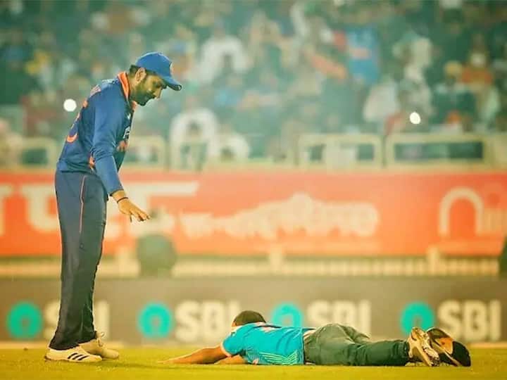 IND Vs NZ 2nd T20: Ranchi Fan Breaches Security To Touch Rohit Sharma's Feet WATCH Video WATCH: సెక్యూరిటీ దాటుకొని రోహిత్‌ పాదాలను తాకిన రాంచీ అభిమాని..!