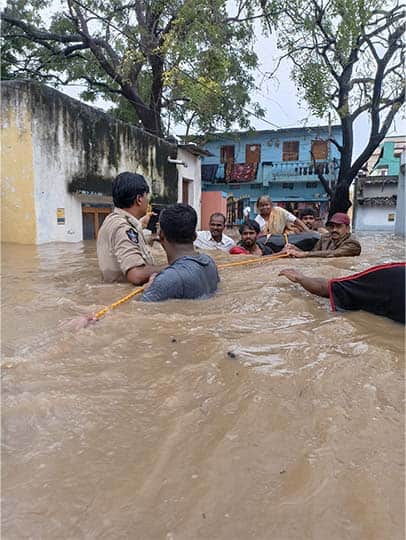 वायुसेना, एसडीआरएफ आणि अग्निशमन दलाच्या मदतीनं पुराच्या पाण्यात अडकलेल्या अनेकांना वाचवण्यात आलं आहे.  (Photo Tweeted By @AnantapurPolice)