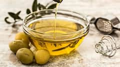 Hair Care: শীতকালে খুসকির সমস্যা দূর করুন ঘরোয়া উপাদান দিয়ে