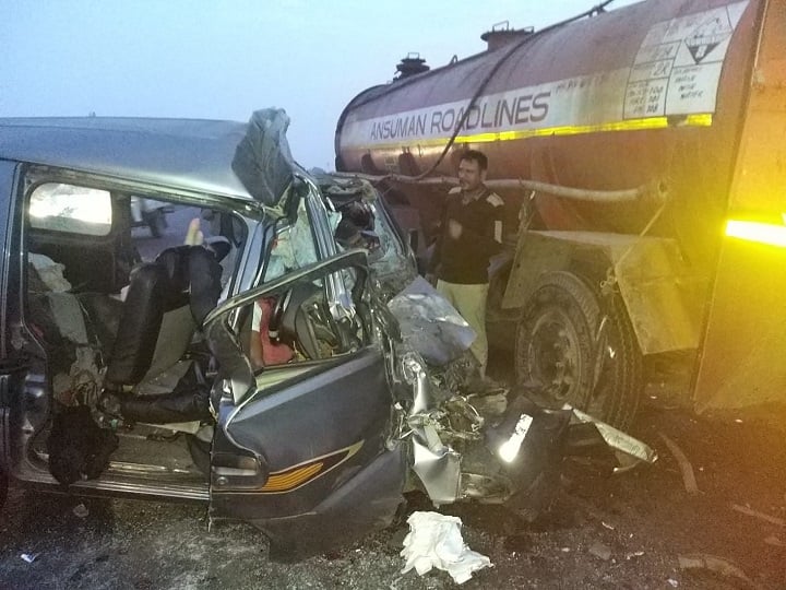 Car and truck accident near Dholka, 5 family members died on the spot, 4 injured Ahmedabad : પાલિતાણા પરિક્રમા કરીને પરત ફરી રહેલા પરિવારને નડ઼્યો અકસ્માત, 5નાં મોત