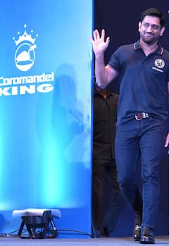 csk celebration clicks : ரசிகர்களின் அன்பு பரிசை அரவணைத்து கொண்ட தோனி... பாச மழை புகைப்படங்கள்...