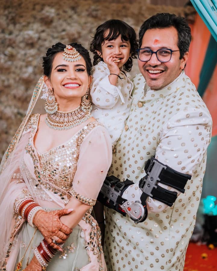 TV actress Priya Ahuja, who is fondly known for her role of Rita Reporter in Taarak Mehta Ka Ooltah Chashmah, has renewed her wedding vows with her husband Malav Rajda on their tenth wedding anniversary. The couple took nuptial vows again to celebrate their special day. Scroll down to see photos from the celebrations.