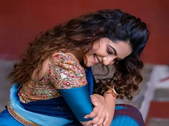 Athulya Ravi pics: நீல நிற புடவையில் விதவிதமாய் போஸ் கொடுத்த அதுல்யா ரவி..! Athulya Ravi pics: நீல நிற புடவையில் விதவிதமாய் போஸ் கொடுத்த அதுல்யா ரவி..!