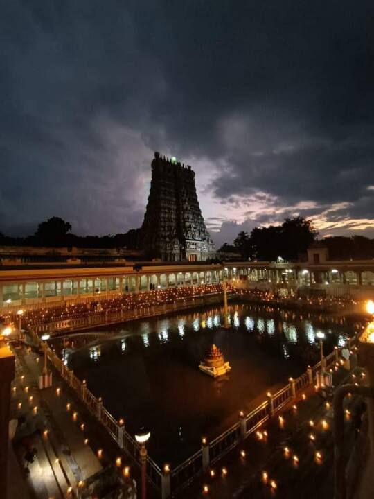 உலக புகழ்பெற்ற மதுரை மீனாட்சியம்மன் கோயில் தெப்பம்.