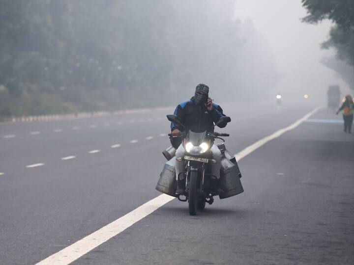 Light rain may occur in Delhi today, air quality very poor' reaches 355 AQI Delhi Weather Update: दिल्ली में बदल सकता है मौसम का मिजाज, बारिश को लेकर आई है ये खबर