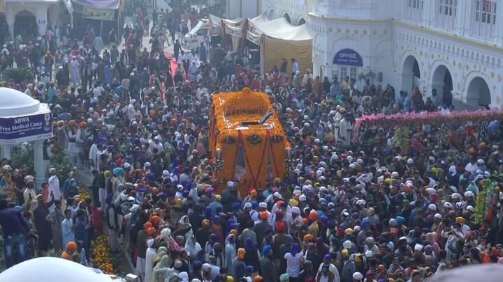 ਸ੍ਰੀ ਗੁਰੂ ਨਾਨਕ ਦੇਵ ਜੀ ਦੇ ਪ੍ਰਕਾਸ਼ ਪੁਰਬ ਮੌਕੇ ਦਰਬਾਰ ਸ੍ਰੀ ਕਰਤਾਰਪੁਰ ਸਾਹਿਬ ਵਿਖੇ ਵਿਸ਼ਾਲ ਨਗਰ ਕੀਰਤਨ ਸਜਾਇਆ ਗਿਆ। ਨਗਰ ਕੀਰਤਨ ਦੀ ਅਗਵਾਈ 5 ਪਿਆਰਿਆਂ ਨੇ ਕੀਤੀ।ਇਸ ਮੌਕੇ ਵੱਡੀ ਗਿਣਤੀ 'ਚ ਗੁਰੂ ਨਾਨਕ ਨਾਮ ਲੇਵਾ ਸੰਗਤਾਂ ਨੇ ਮੱਥਾ ਟੇਕਿਆ ਅਤੇ ਨਗਰ ਕੀਰਤਨ ਵਿੱਚ ਹਿੱਸਾ ਲਿਆ।