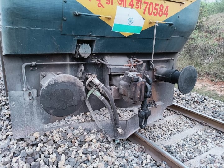 Latehar Naxalites blasted and damaged the track rail traffic resumed after nine hours Latehar News: झारखंड में लातेहार में नक्सलियों के विस्फोट से क्षतिग्रस्त पटरी को ठीक किया गया, रेल यातायात बहाल