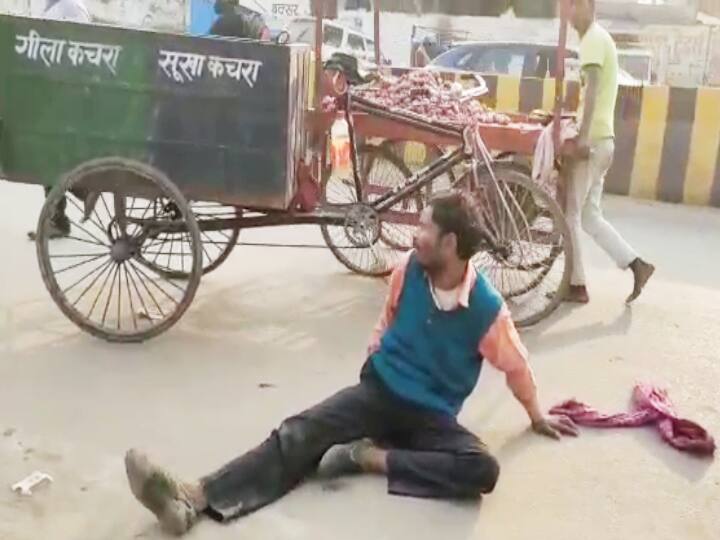 Bihar Liquor Ban: few steps from the police station in Buxar the sweeper drink and overjoyed on the road, video viral ann Bihar News: ‘सूखे’ राज्य में गला तर: बक्सर में थाने से चंद कदम पर सड़क पर नशे में झूमता रहा सफाईकर्मी, वीडियो वायरल