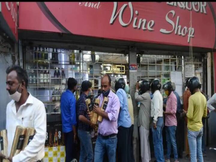 Merchants competing to secure liquor stores in AP border areas TS Liquor Shops :  హైదరాబాద్ కన్నా ఏపీ సరిహద్దు మద్యం దుకాణాలకే డిమాండ్ ! ఎన్ని అప్లికేషన్లు వచ్చాయో తెలుసా..?
