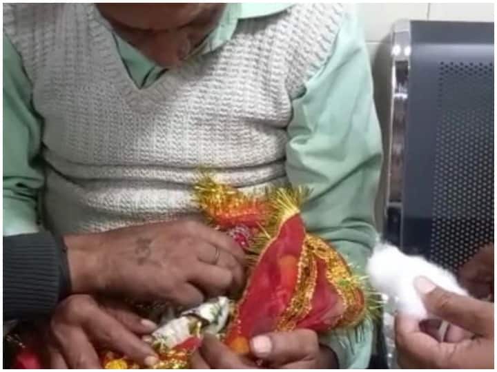 UP News: Lord Krishna statue got treatment in the hospital after the hand broken in Agra ann Agra News: भगवान कृष्ण की मूर्ति का हाथ टूटा तो परेशान हो गए पुजारी, अस्पताल में ले जाकर कराया इलाज