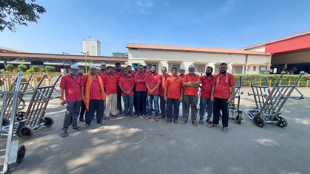 रेल्वेच्या एका निर्णयामुळे कष्टकरी हमालांच्या पोटावर पाय A decision of the railways on hard feet रेल्वेच्या एका निर्णयामुळे कष्टकरी हमालांच्या पोटावर पाय