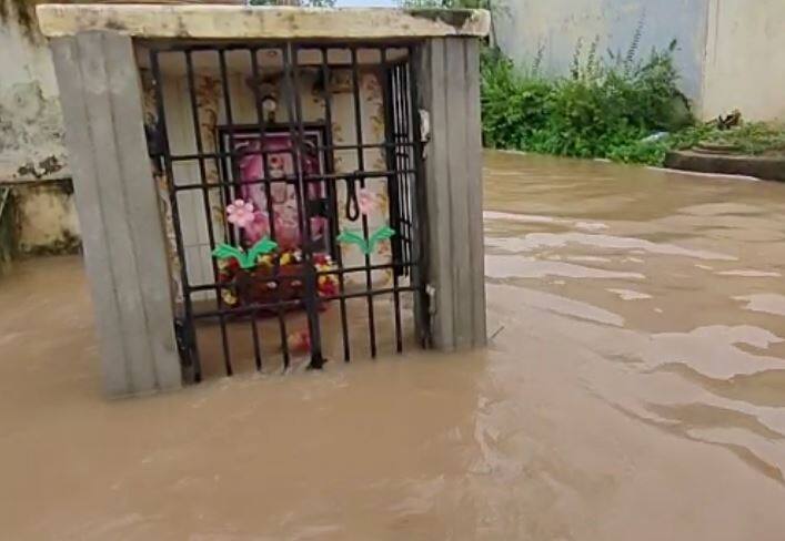 heavy rains in nellore district Nellore Rains: నెల్లూరు జిల్లాను చుట్టుముట్టిన వరదనీరు.. ఊళ్లకు ఊళ్లనే తరలిస్తున్న అధికారులు.. 