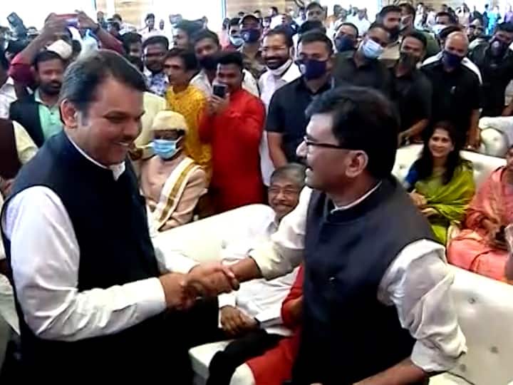 Maharashtra Nashik Shivena Sanjay Raut with bjp Devendra Fadnavis in wedding राजकीय आखाड्यात कुस्ती, आखाड्याबाहेर दोस्ती! ऐरवी राजकीय वैर, एकत्र आले की सैरभैर!
