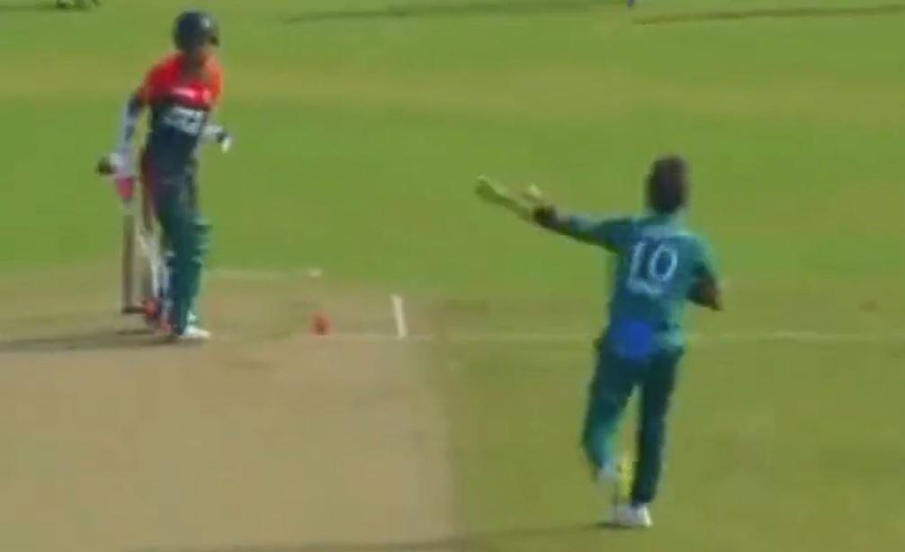 Pakistani players angry after hitting six, video goes viral ਛੱਕਾ ਪੈਣ ਮਗਰੋਂ ਗੁੱਸੇ 'ਚ ਪਾਕਿਸਤਾਨੀ ਖਿਡਾਰੀ ਦਾ ਕਾਰਾ, ਵੀਡੀਓ ਤੇਜ਼ੀ ਨਾਲ ਹੋ ਰਹੀ ਵਾਇਰਲ
